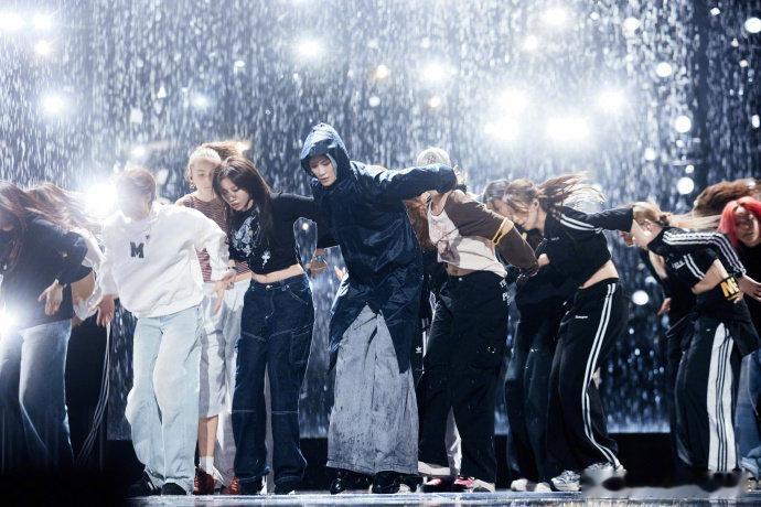 李宇春跨年再唱无价之姐李宇春跨年唱新歌冬泳江苏卫视跨年节目单李宇春的跨年舞台从来