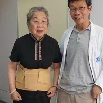 2016年，梁思成的妻子林洙，去医院看病时，一张罕见的留影，照片中的老人家虽然已