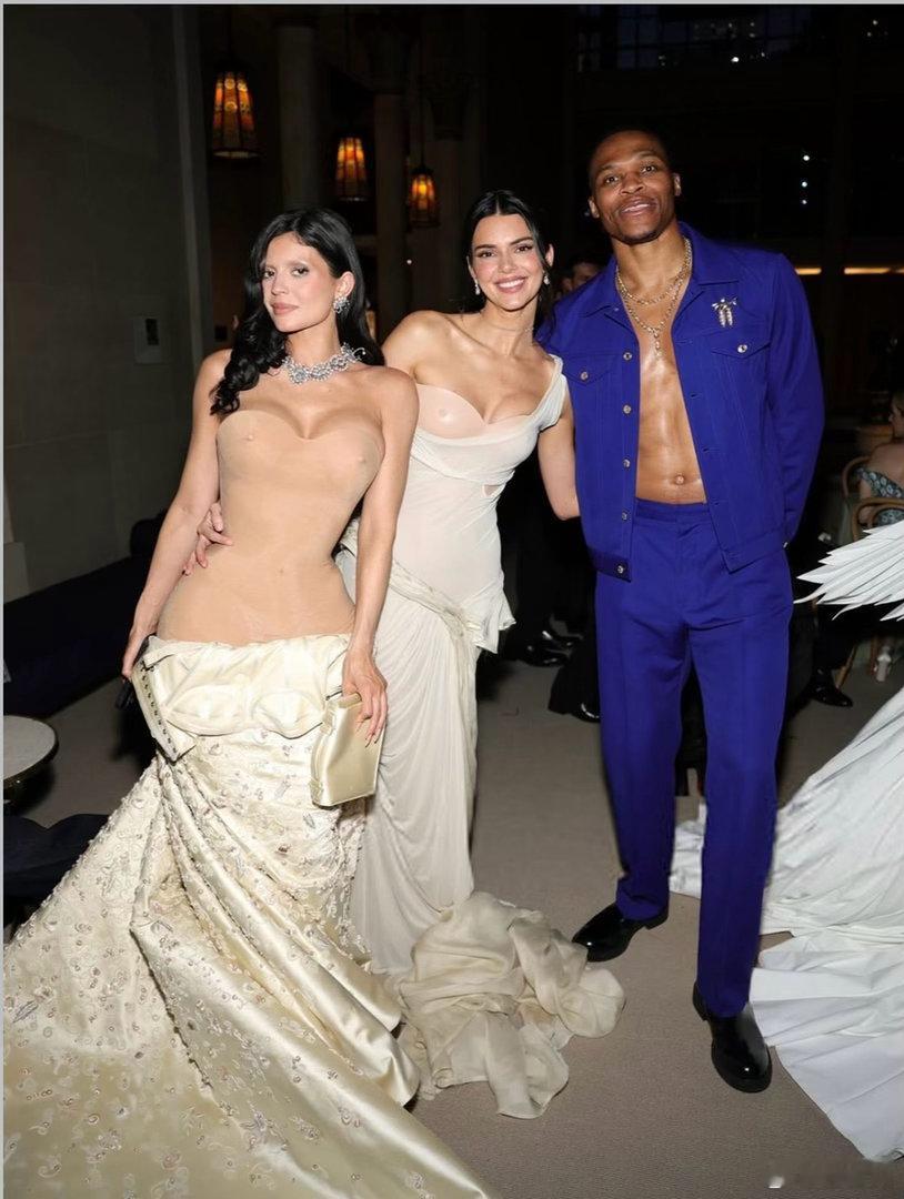 威少和詹娜同框 MetGala红毯