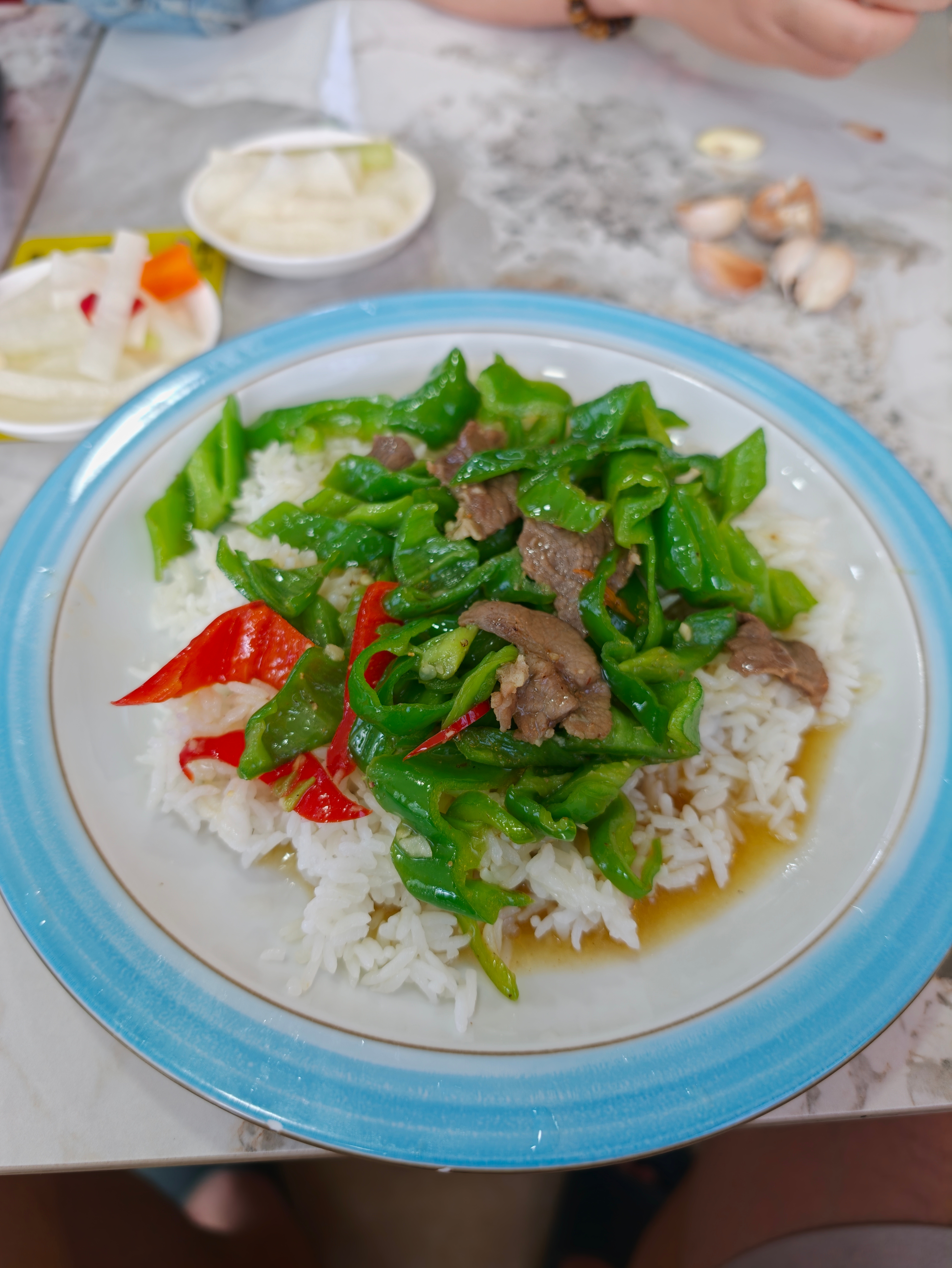 最近迷上了小区门口的兰州拉面的盖浇饭，不到 20 块， 做法也是简简单单的，但就