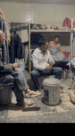 如果这个人喝出事了，真能断定只有后面光膀子大哥没责任吗？

不能凭一个人的位置和
