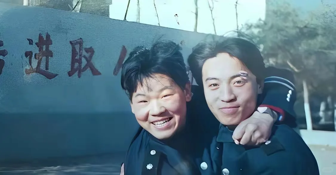 14岁的岳云鹏，刚到北京，在某工厂当保安时的照片。长得很喜庆，一看就知...