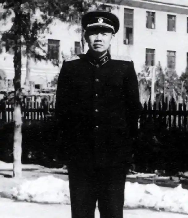 1971年，王树声到部队看望女儿，却被警卫兵蛮横拦下，请您排队等候，领表登记，王