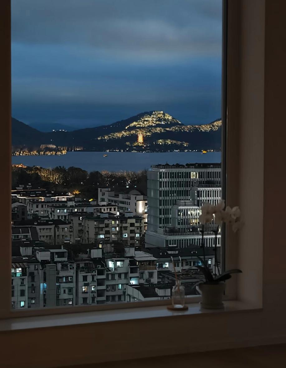 今天杭州的空气质量排进全球主要城市最洁净榜单的前十，这你敢相信吗？难道说刮了一晚