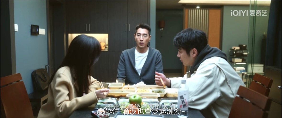 当代年轻人连喝水都要人管《问心2》里林逸忙到忘喝水全靠同事递水救场，连忙到晕头转
