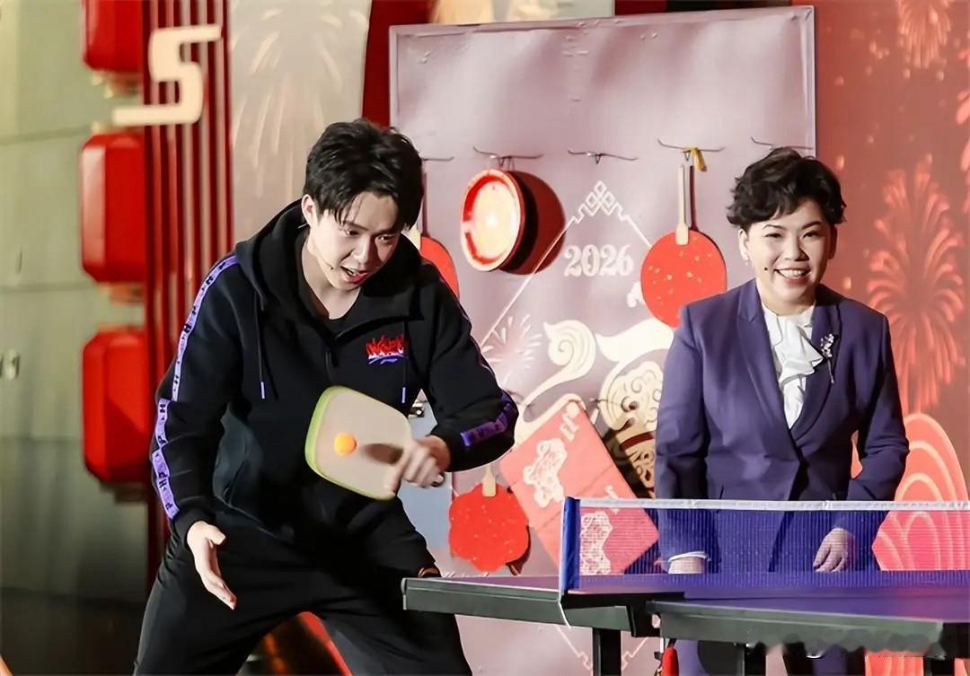 好久不见：王楚钦和邓亚萍用平底锅一起打球！

近日，休息近一个月的王楚钦露脸了，