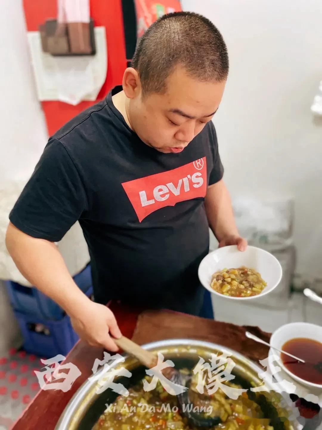 #吃在西安# #追寻儿时味道# 今年西安最流行的一句话是啥？
“老板来碗胡辣汤不