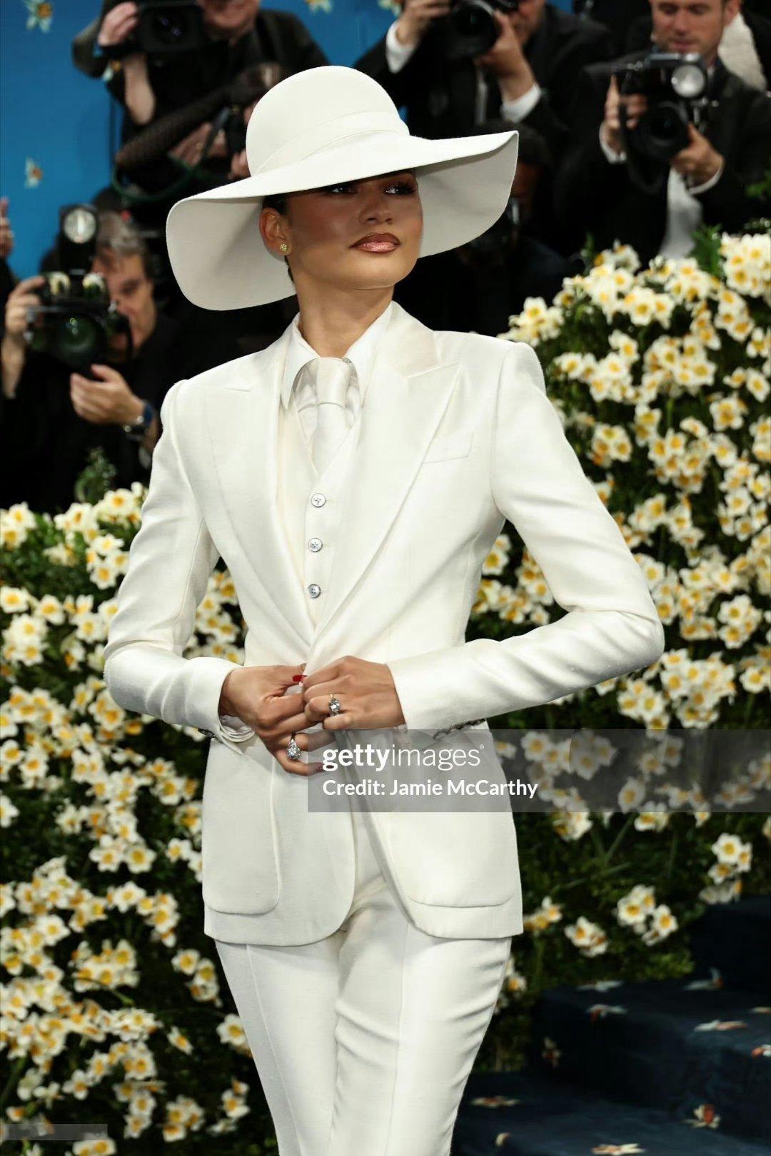 赞达亚Met Gala 红毯造型全白西装搭配礼帽💫 ​ ​​​