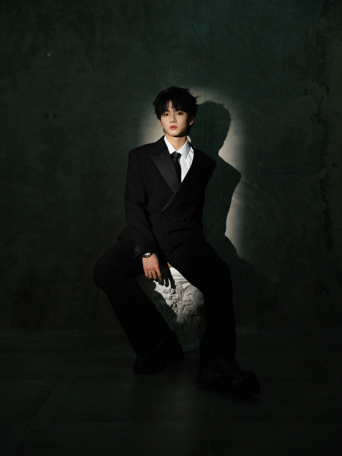 穆祉丞金鸡奖黑西装板正感，穆祉丞光影永续，期待住和你的金鸡奖的现场的见面时刻，期