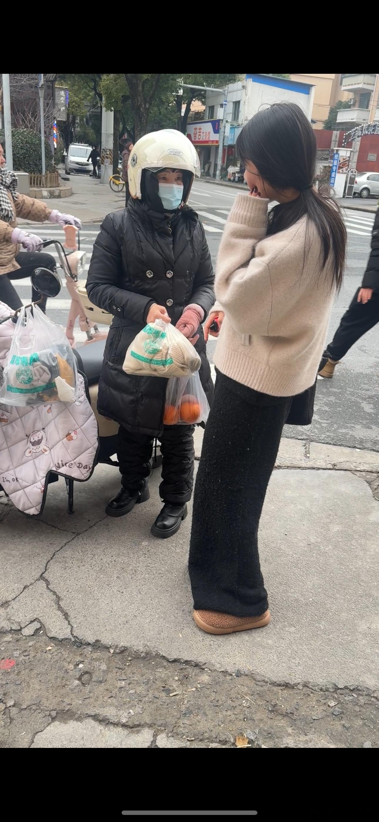 头发都没搞 起床跟妹妹上街给我银行卡激活 路边等车一个大姐说我穿这么少不冷啊 我