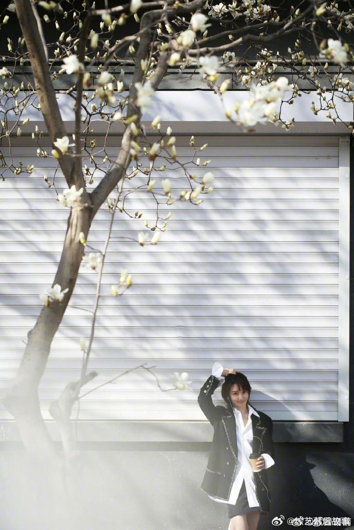 浪姐7真的不能让谢楠主持吗乘风初见面直播看完直播谁不被谢楠圈粉，临场反应一流，节