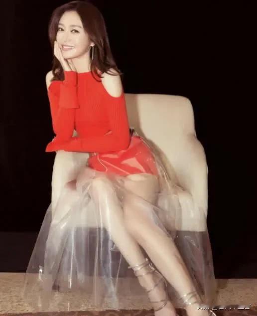 美女穿透视裙在大庭广众下，那魅力真是挡不住。像泰勒·斯威夫特着Oscar de 