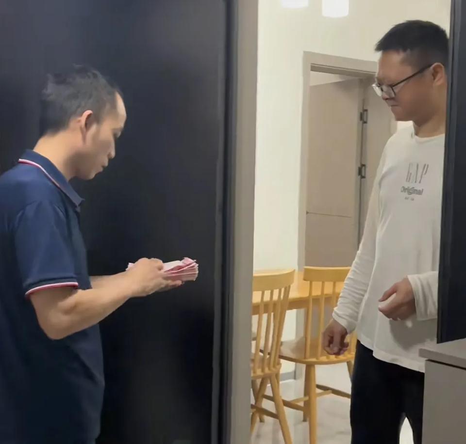 在闺蜜困难时给予帮助，未来自己或许也会得到回报。