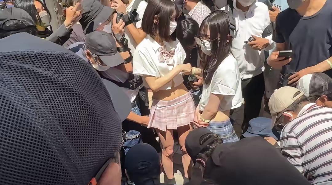 大阪・日本桥Street Festa

现场的日本摄像师有一个算一个，都蹲下用镜