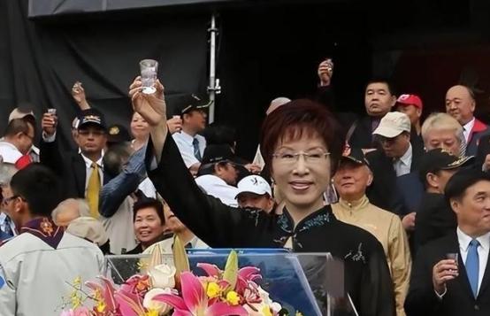 洪秀柱在接受媒体采访时抛出一句极具分量的话：“如果台湾不是大陆的领土，清朝怎么能