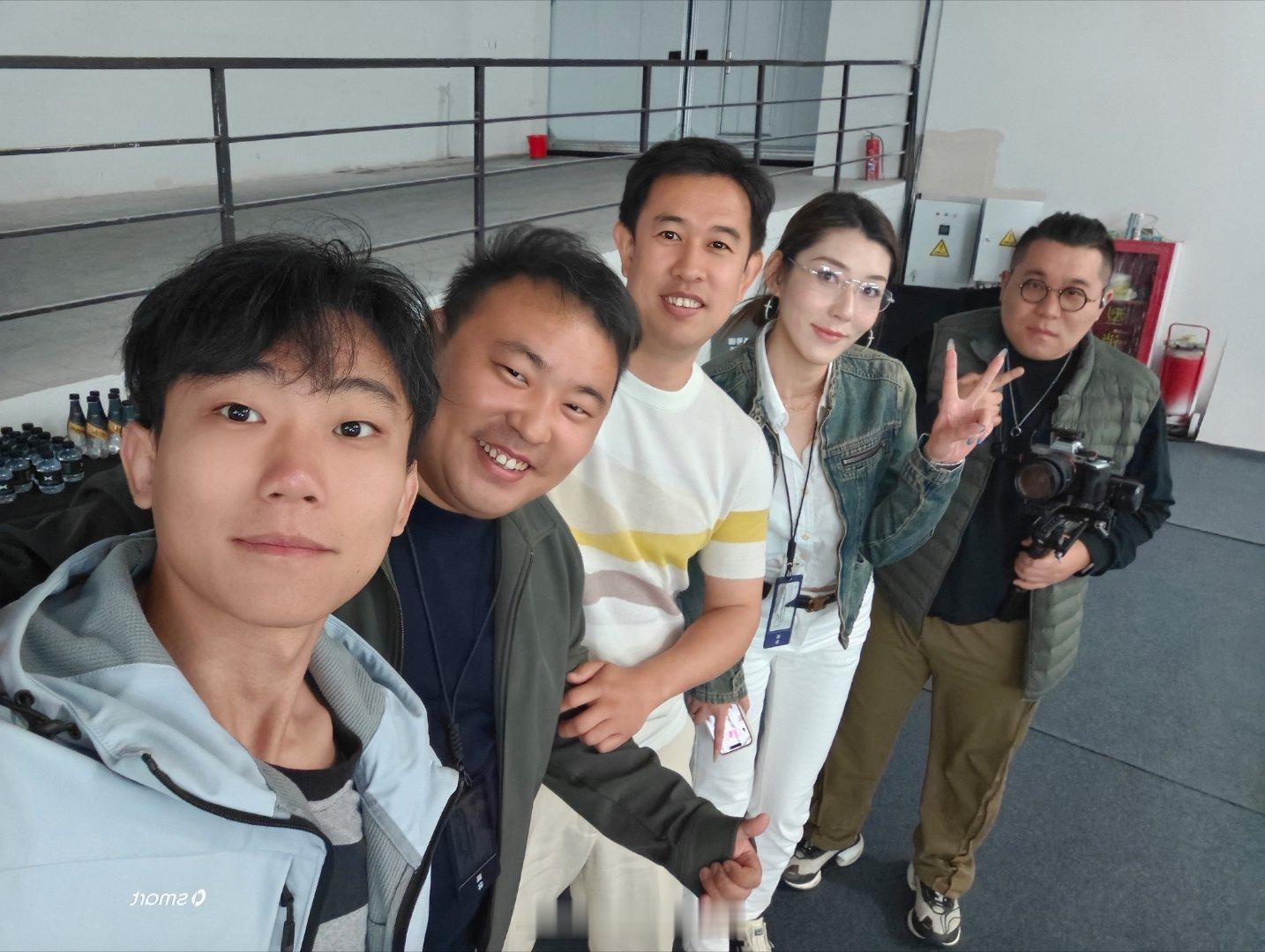 4月份实在太忙了，今天聚伙片场挨着的3个棚，有3个不同的品牌在静态拍摄，我们团队