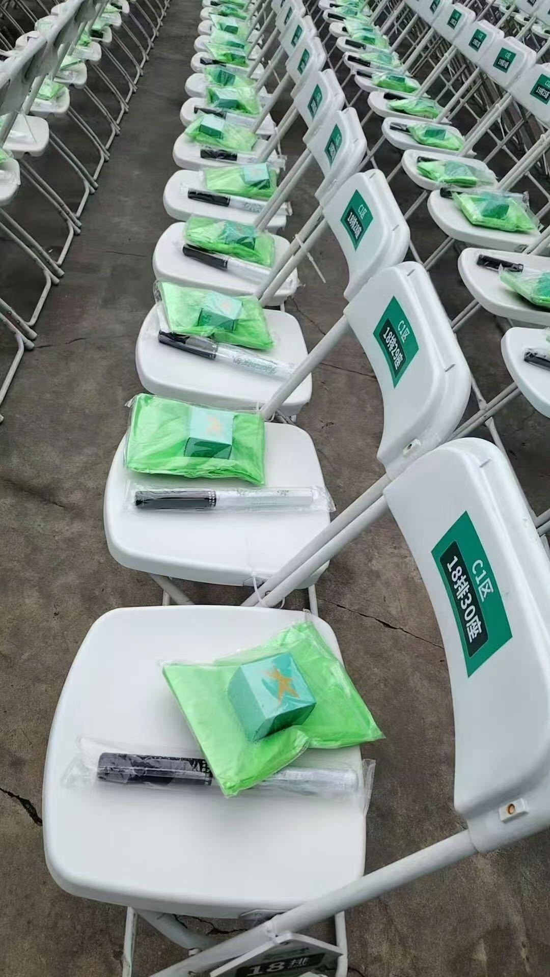 王源抢票王源月饼伴手礼又是秒罄，今日下午王源青岛演唱会开票即缺票，不敢想有多少粉