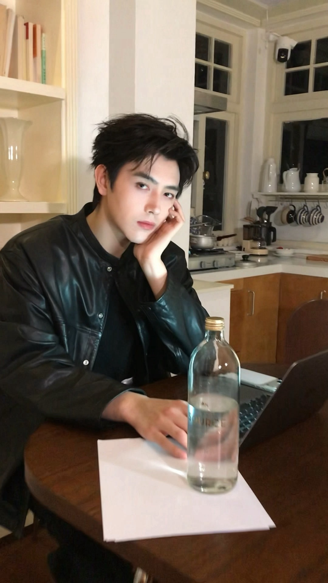 先来看陈飞宇新剧纯真年代的爱情这部剧吧！🐧正在热播中！陈飞宇方穆扬真的好帅！偏