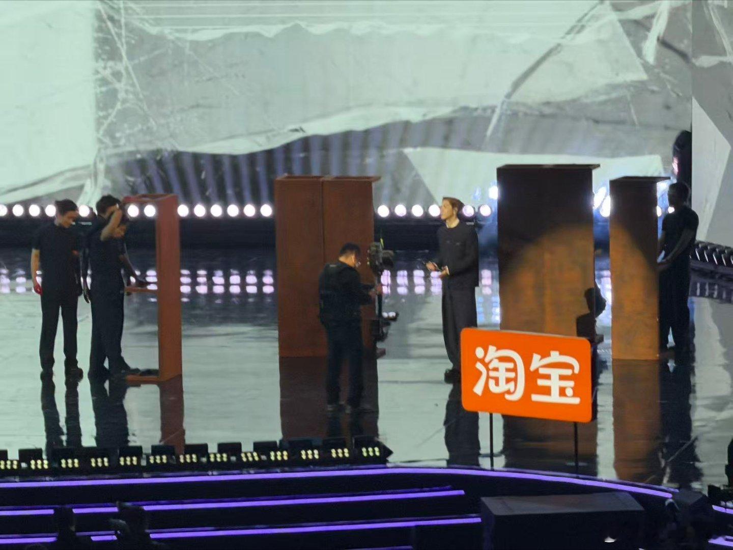 王嘉尔 是人群里一眼就能看到你 