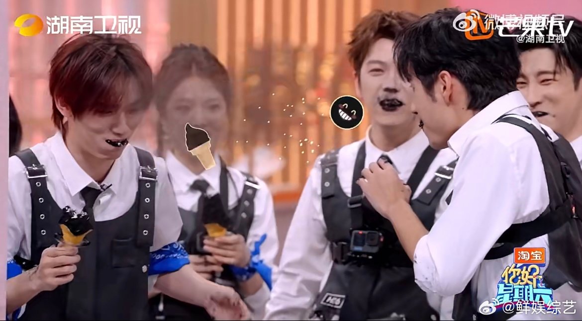 被黑唇丁程鑫帅到是我的宿命丁程鑫吃冰淇淋吃出撕漫男的感觉别人吃黑冰淇淋是可爱，丁