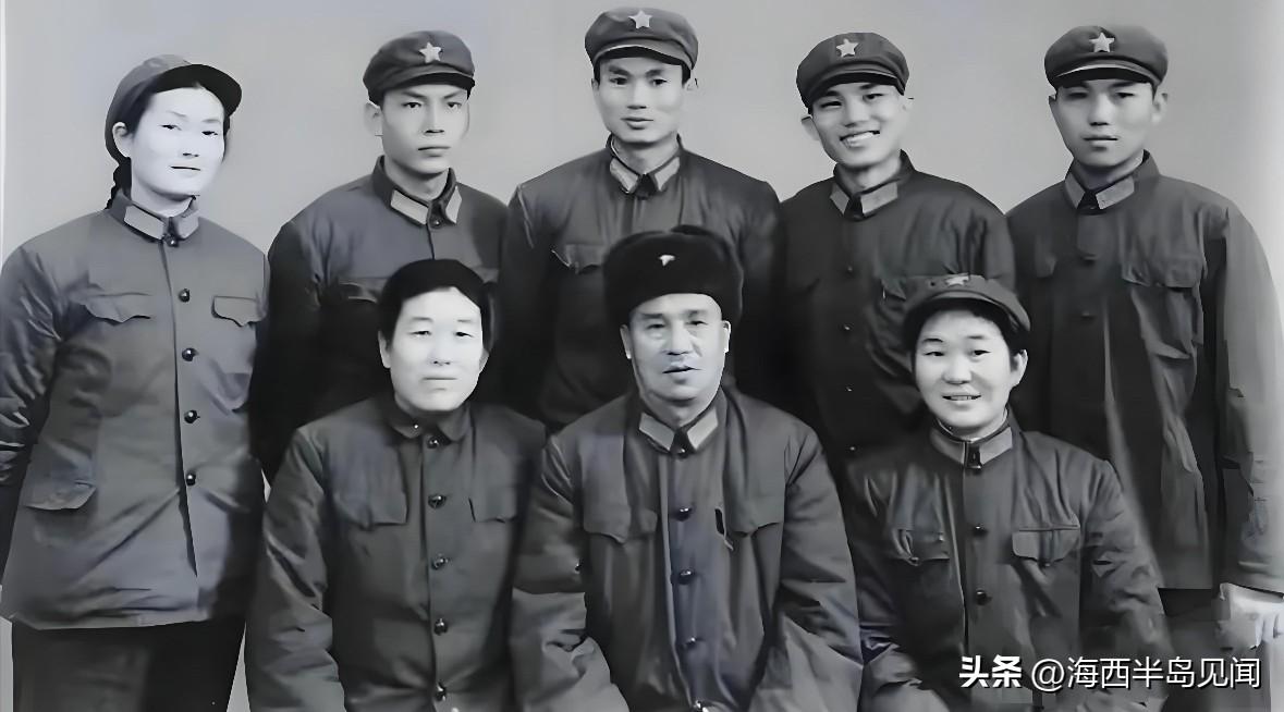 这是开国少将贺东升与妻子陈玲及六位子女的一张十分珍贵的全家福。见证了贺东升娶了牺