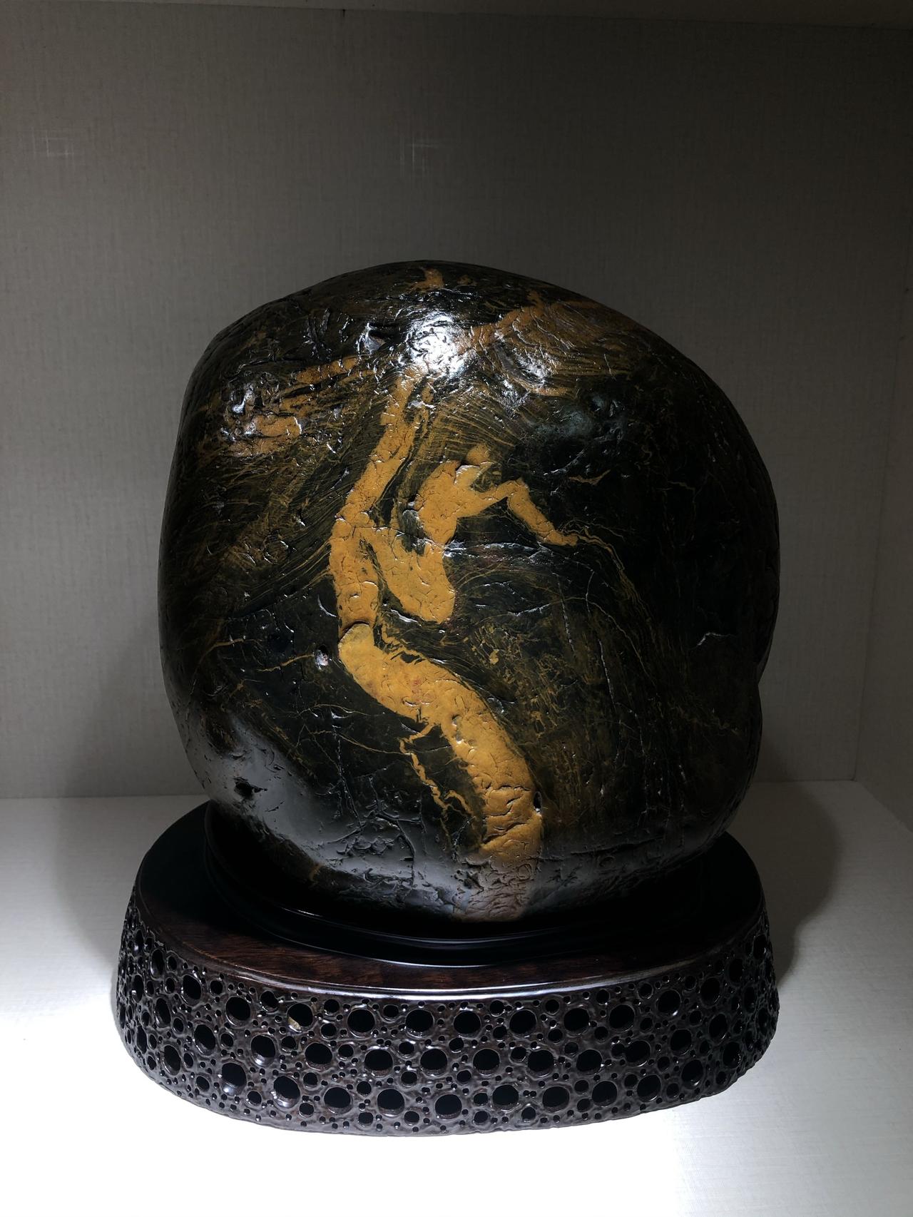 [玫瑰]洛神[玫瑰]

金缕翩跹凝石上，
天工裁出洛神姿。

广西三江彩玉石