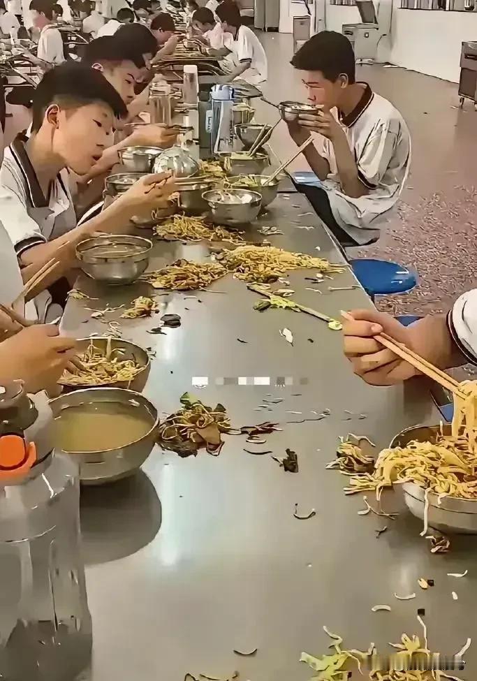 这样浪费粮食真的好吗
有一个中学食堂，被眼前这一幕惊呆了，餐桌上堆积如山的饭菜，