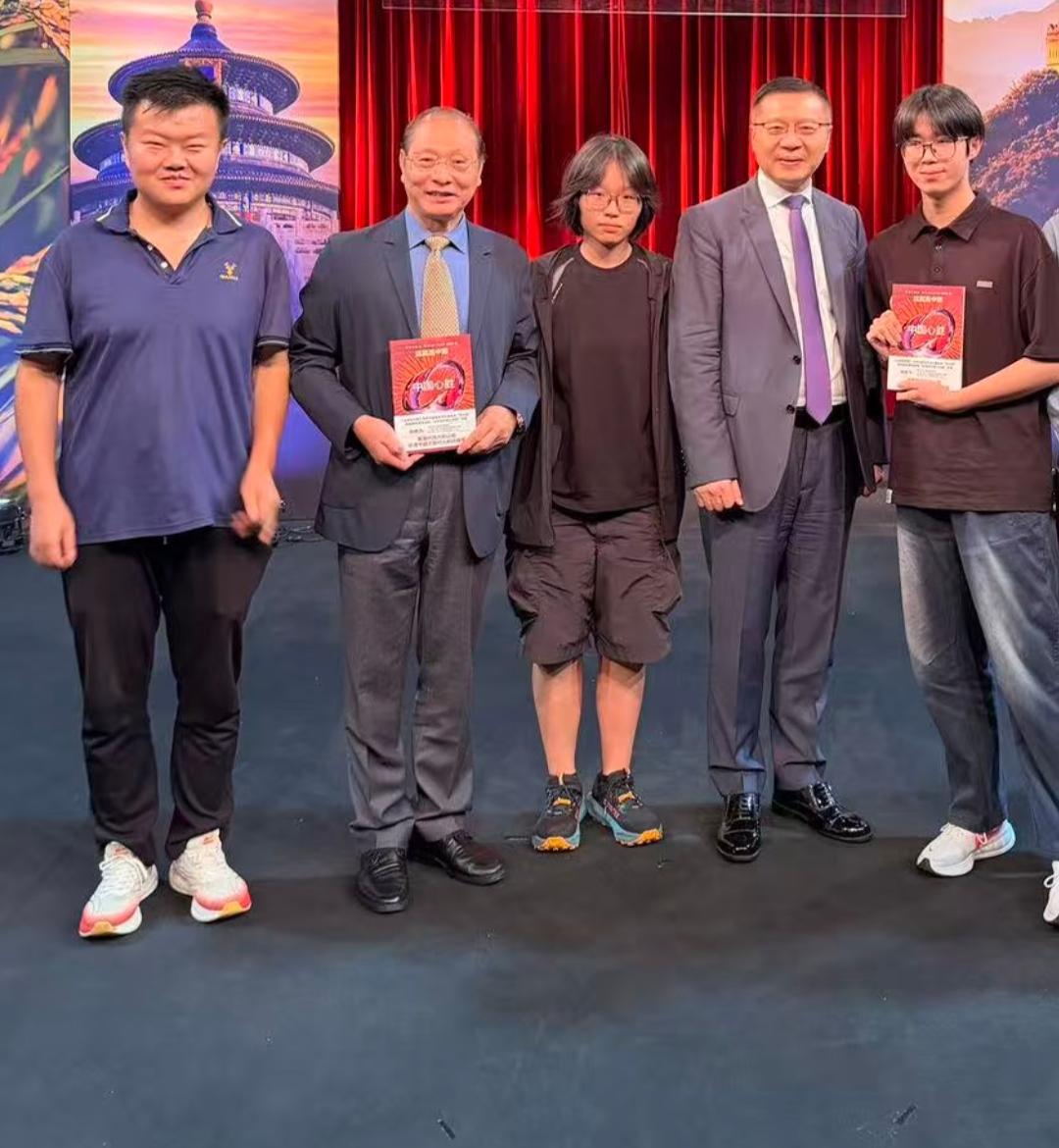 复旦大学张维为教授近日在录制节目时与年轻人进行了合影。
张维为教授在节目上为他们