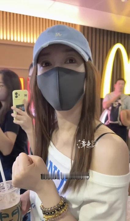 李小冉出发录制新综艺就这个熟人局爽！李小冉出发录制新综艺不想睡的星期五啦！李小冉