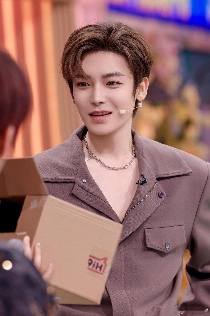 侯明昊hi6清唱关键词 谁能拒绝侯明昊的清唱！《你好星期六》游戏环节里，他应点歌