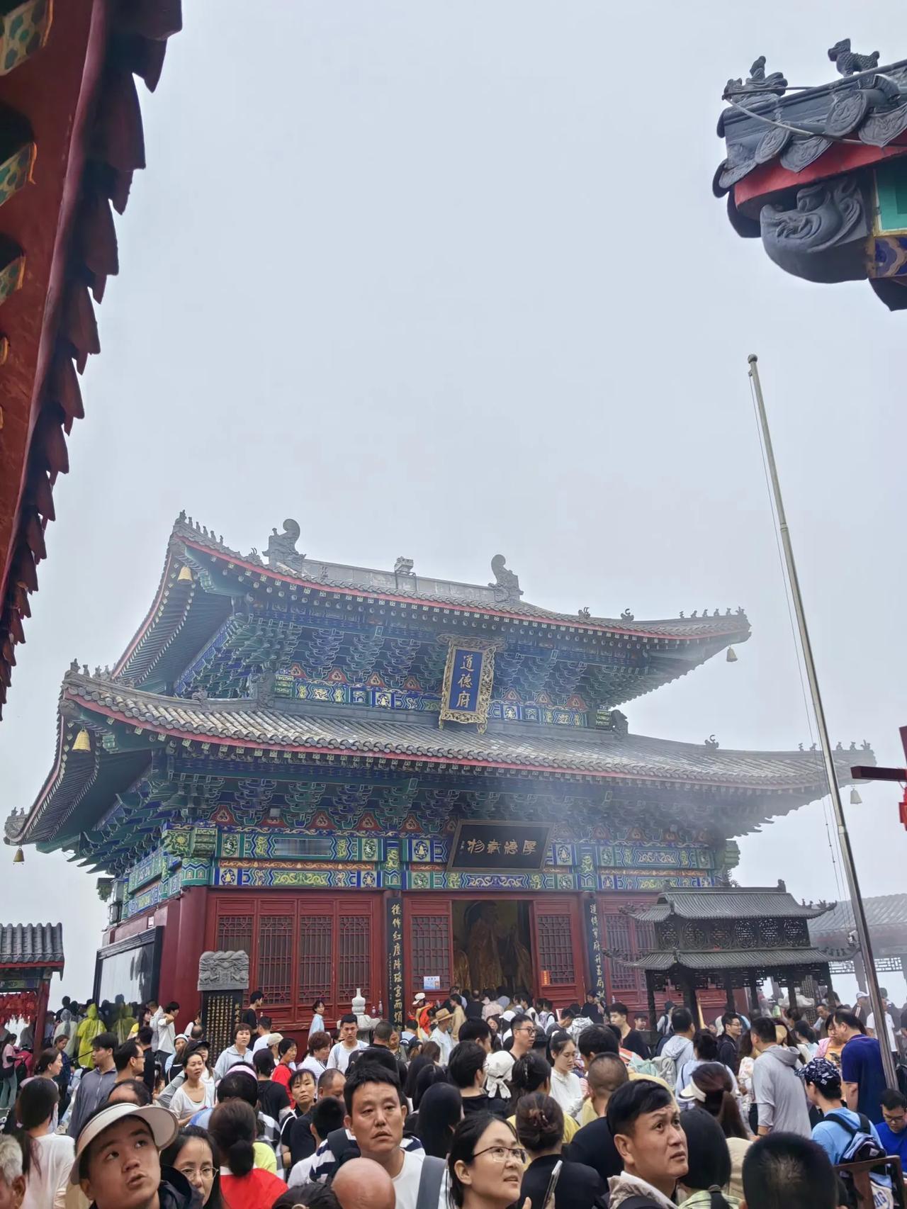 到了老君山游览，算是知道了怎么鼓捣人，首先，在一级索道等待，你的进三级，第一级太