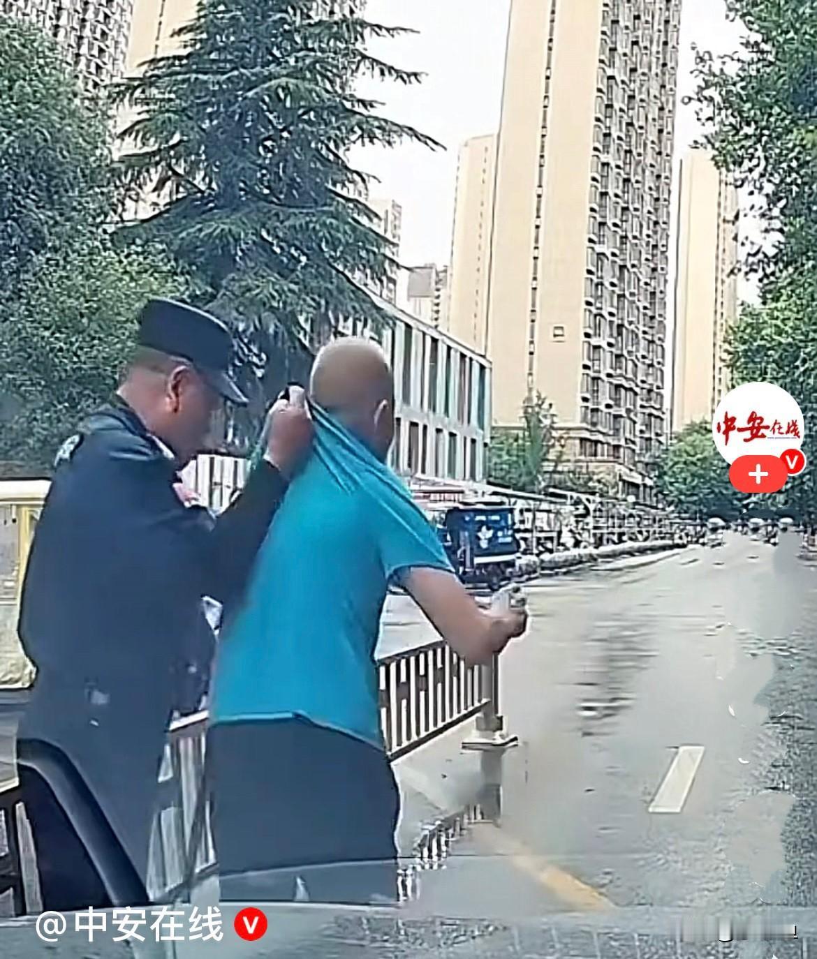 近日，山东街头马路上车来车往，本来交通井然有序，结果一位拄着拐杖的老人，故意颤颤