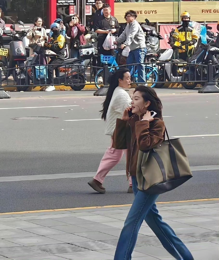 泡汤偶遇章若楠温柔随和形象：多位偶遇者一致评价“一点架子没有”“声音软软糯糯”，