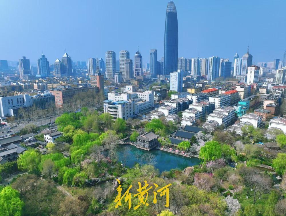 如翡翠镶嵌在绿地中，五龙潭公园春日盛景醉人！3月25日，泉城春意正浓。五龙潭公园