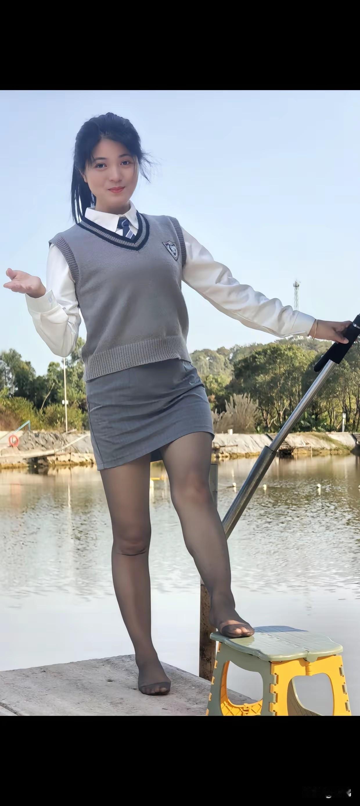 青春校园风的画面总是那么让人心动。想象一下，阳光灿烂的日子，一个少女长发飘飘地站