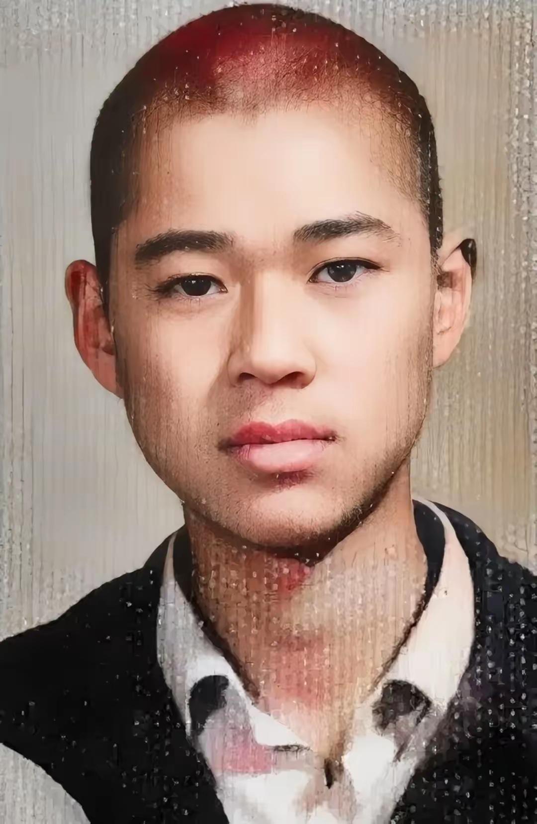 1971年，一位剪着寸头的男孩子留下一张照片。谁也没有想到的是，当年眼神清澈且容