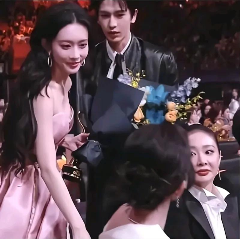 眼神是骗不了人的！

他们两个肯定谈过[捂脸]

俩人眼神交汇的一刹那

白鹿气