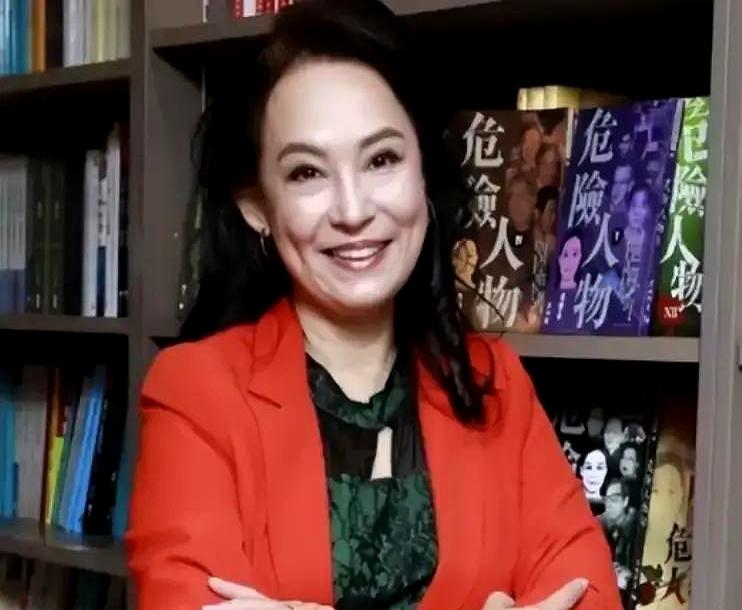 59岁那年，翁静晶再一次站到镜头前，这回她嫁的是何猷彪——赌王何鸿燊的侄子。
婚