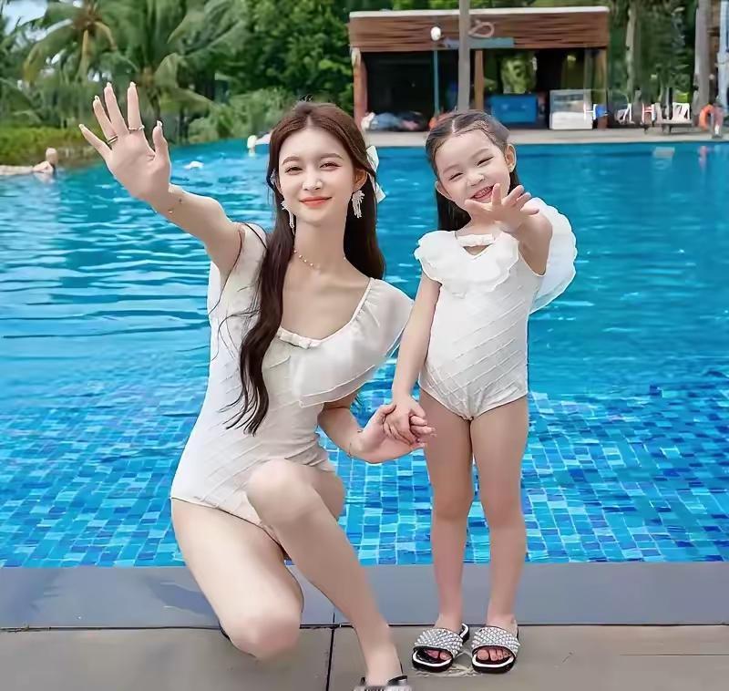 夏日泳池时光，母女俩的快乐瞬间🌞💦👩‍❤️‍👧