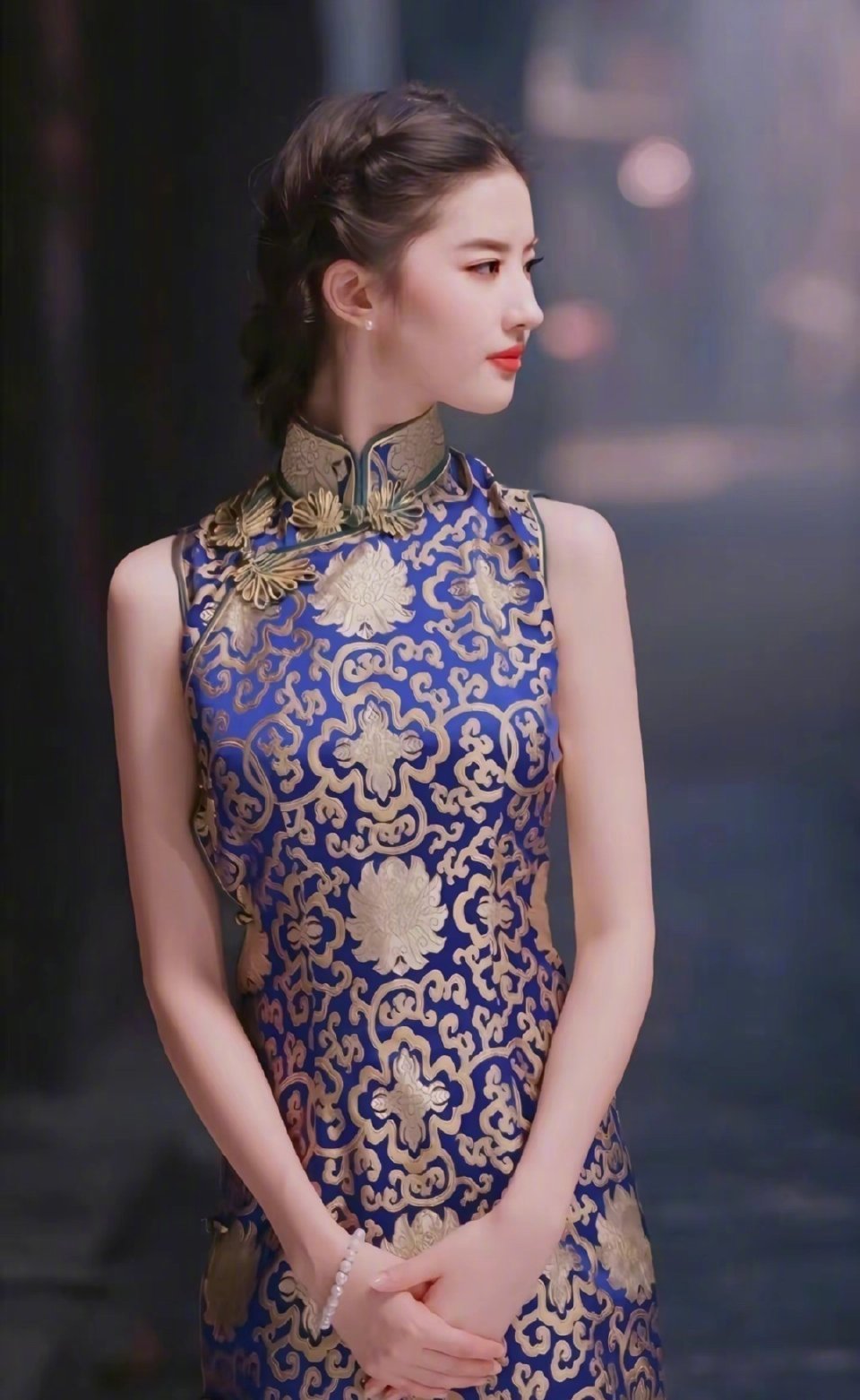 刘亦菲穿上旗袍宛如一幅淡雅水墨画曼妙的身姿通过旗袍加身一览无余，像是从宫殿走出的