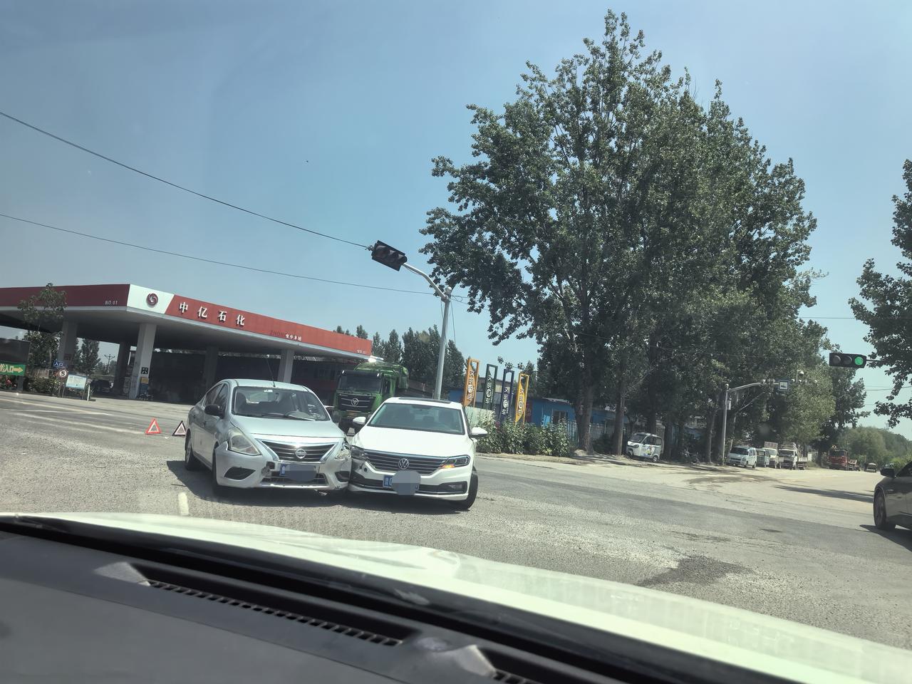 今天上午，兰山区孝河五路与安沂路交汇处，两车互不相让而碰撞！！！