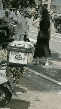 女子很漂亮，也很时尚，身材也特别的好，打扮的也很大方得体，可是唯一美中不足的地方