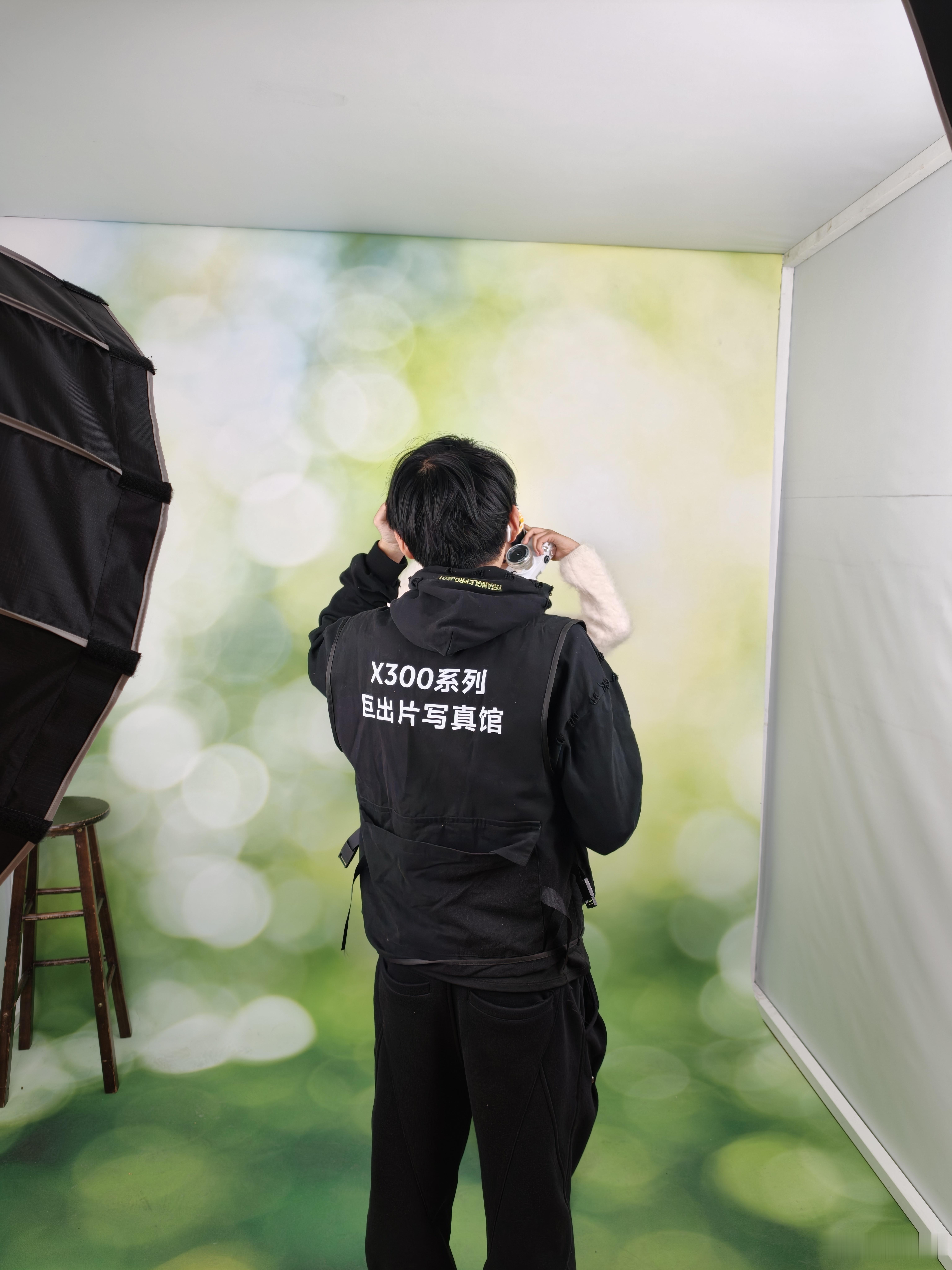 vivo X300 Pro线下整了个活动挺好玩，和我对象去拍了几张照片。拍的肯定