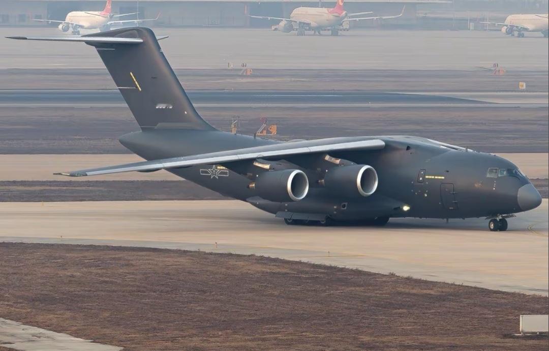 20343和20345号运-20B已经加入飞行部队。运-20B的涂装和基本型比起