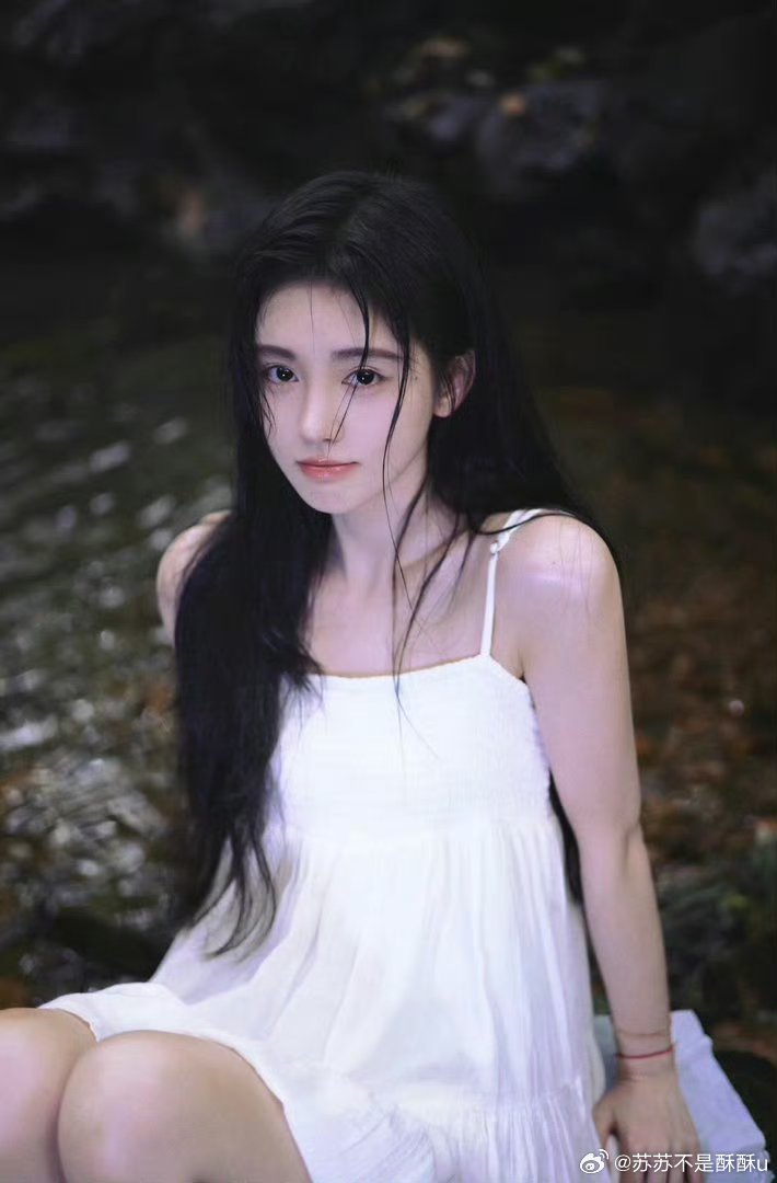 鞠婧祎一字肩田园长裙一字肩勾勒绝美肩颈，碎花长裙邂逅田园风光，温柔灵动拉满，宛如