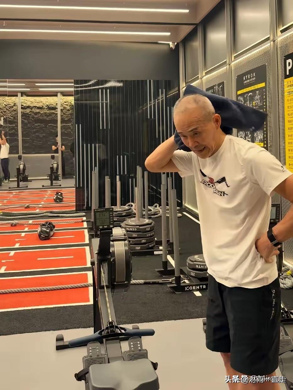 王石都已经70多岁了，还在健身房挥汗如雨。举哑铃等属于力量型锻炼，真的已经不适合