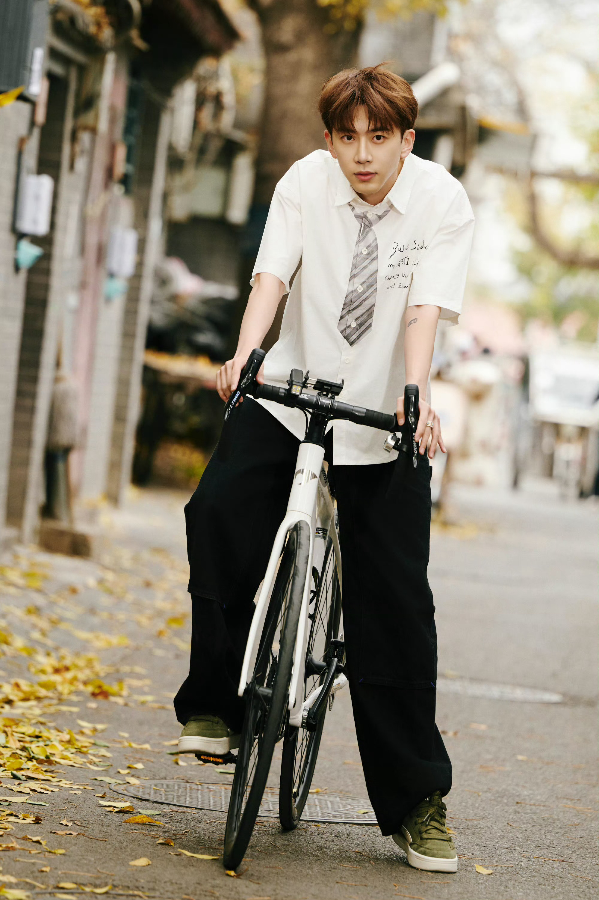 费启鸣这不纯纯男大学生啊～就这个造型进组青春校园剧 