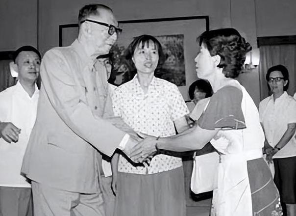 1980年，日本妇女美穗子来到人民大会堂与聂荣臻相见，她满含热泪道：“父亲，我好