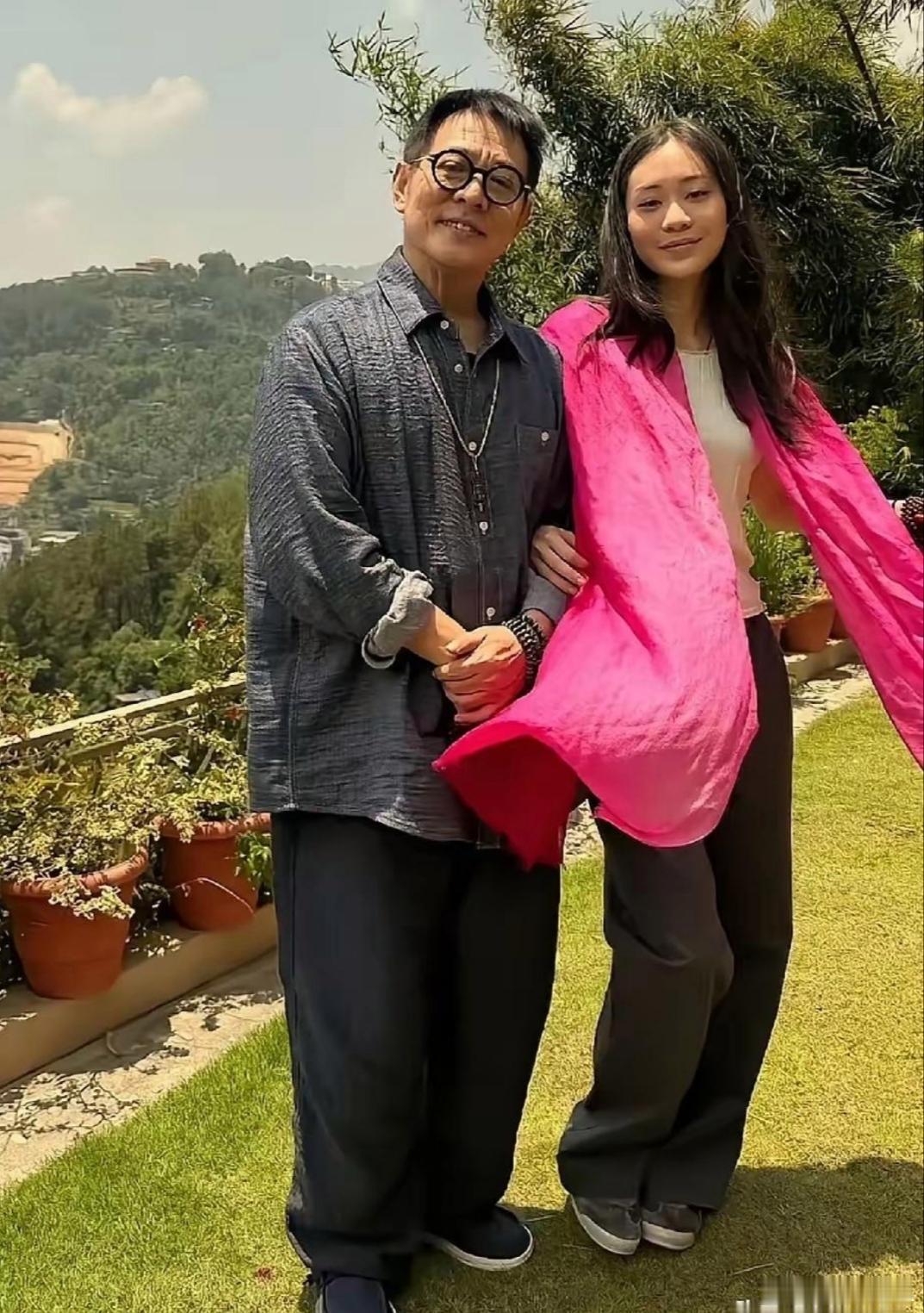 步入晚年的李连杰坐拥优渥物质条件，还有女儿相伴身旁，四处游历散心，日子舒心安逸，