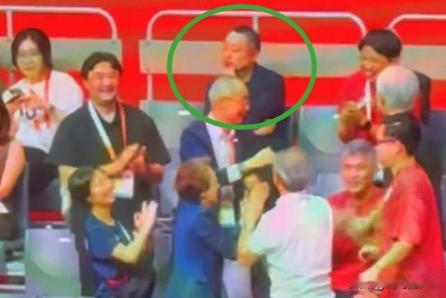 国乒2：3不敌日本队，在亚运场馆的刘国梁尴尬无比。
眼前都是嬉笑庆祝的人群，唯独